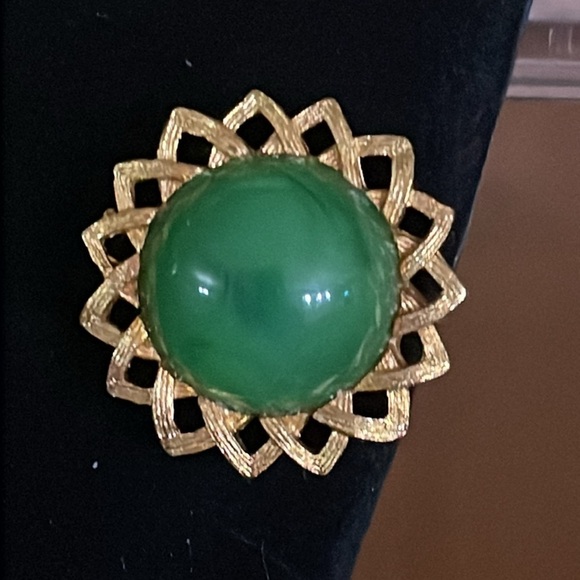 Vintage gold tone and green beaded necklace bracelet and earring set - Picture 2 of 7